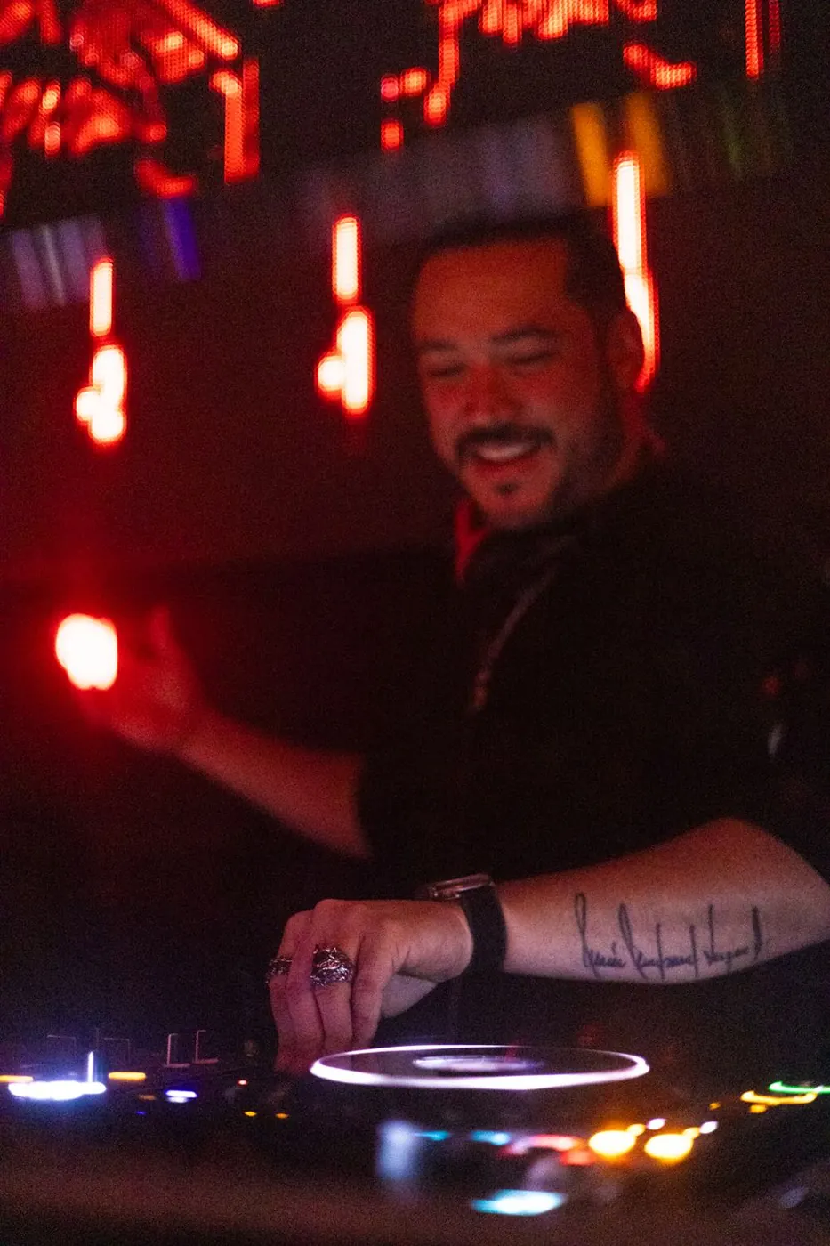 Shant sonriendo en cabina