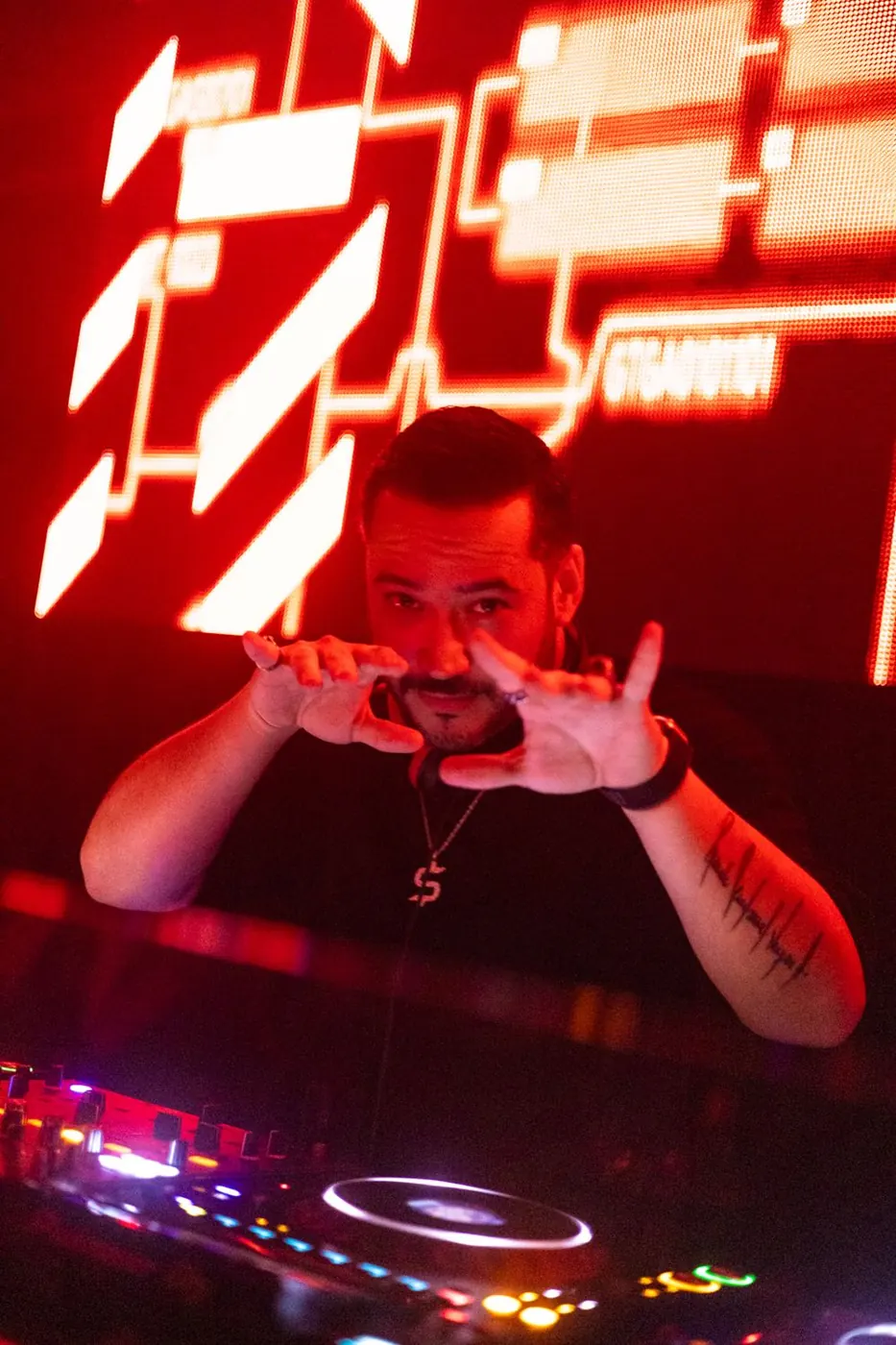 Shant en los CDJ con luces rojas